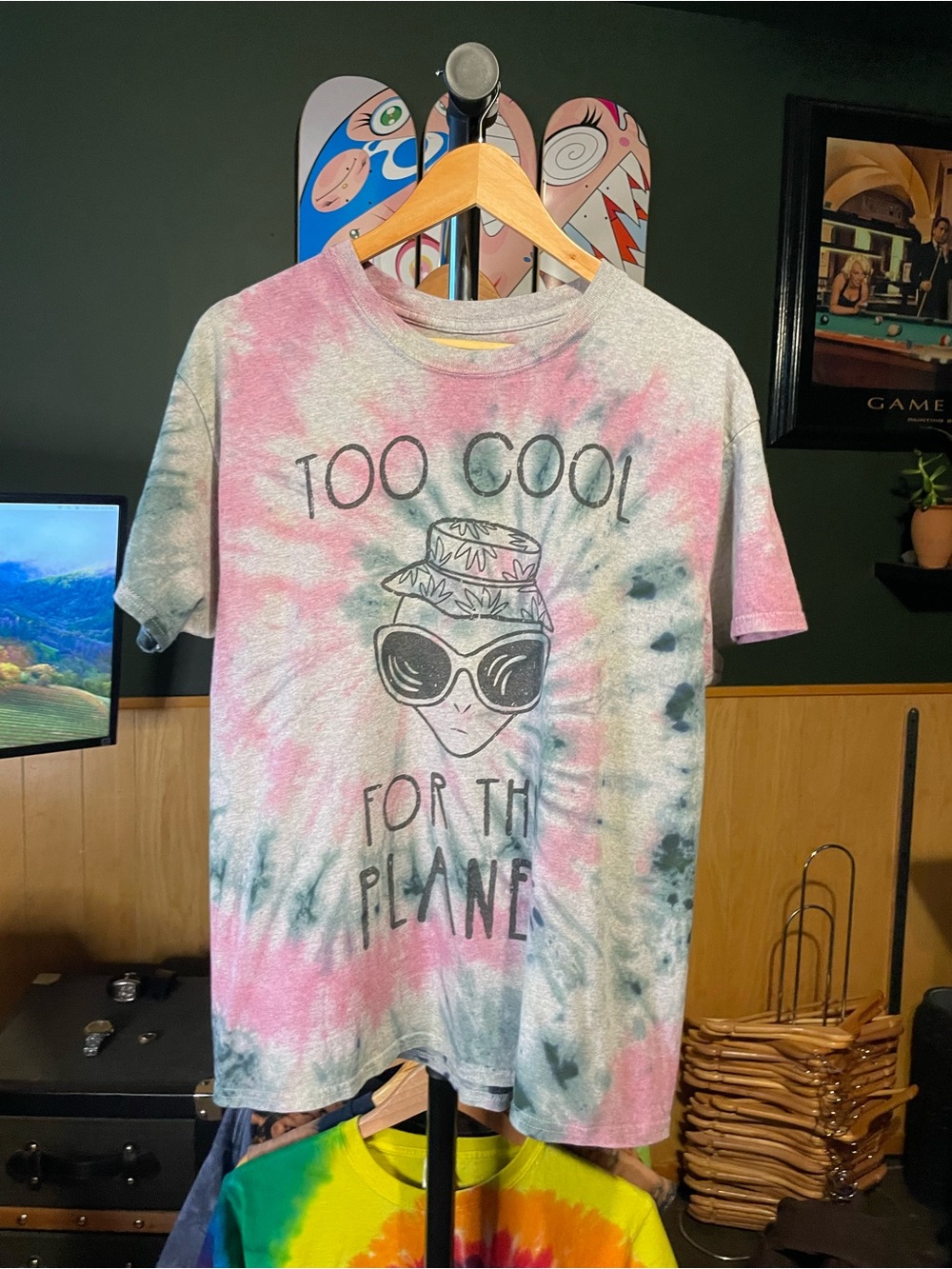 Tie-Dye 'Too Cool For The Planet' alien Graphic Tee - Pink & Green Mens size L